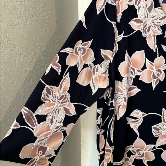 “SJS” V Neck  Soft Knit Navy Blouse With Textured Pink Floral Design - Picture 5 of 8